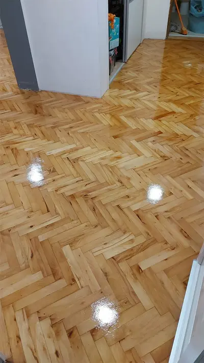 Sjajno lakirani parket u riblju kost