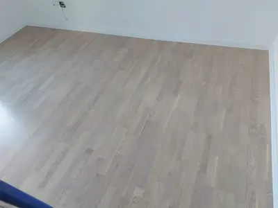 Parket u sivo-bež tonu nakon brušenja