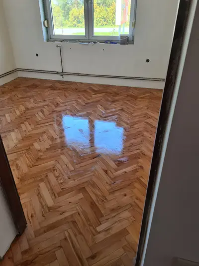 Lakirani parket u riblju kost