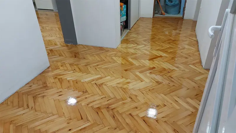 Lakirani hrastov parket u riblju kost, rad Fiala Mont